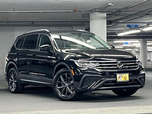 Deep Black Pearl 2022 Volkswagen Tiguan 2.0T SE 4MOTION