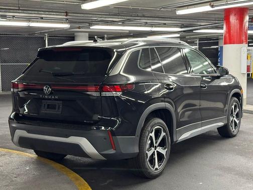 deep black pearl 2026 Volkswagen Tiguan 2.0T SE 4MOTION