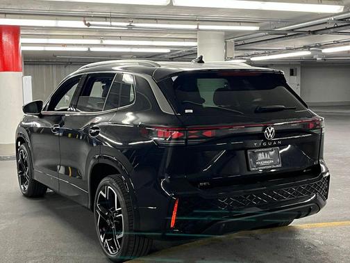 Deep Black Pearl 2026 Volkswagen Tiguan 2.0T SEL R-Line 4MOTION