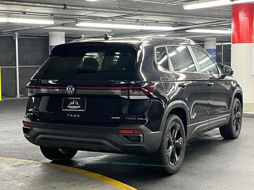 Deep Black Pearl 2026 Volkswagen Taos SE Black