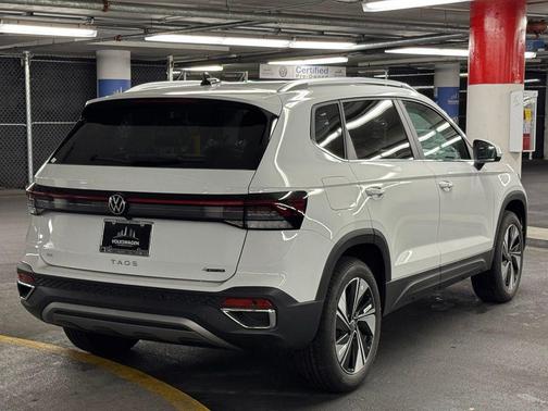 Pure White 2026 Volkswagen Taos SE