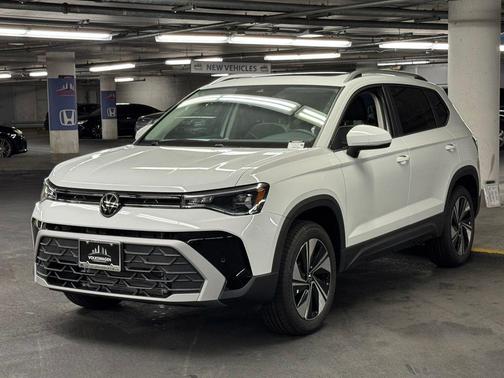 Pure White 2026 Volkswagen Taos SE