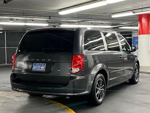 Granite Pearlcoat 2017 Dodge Grand Caravan SXT