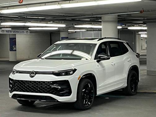 2026 Volkswagen Tiguan 2.0T SE R-Line Black