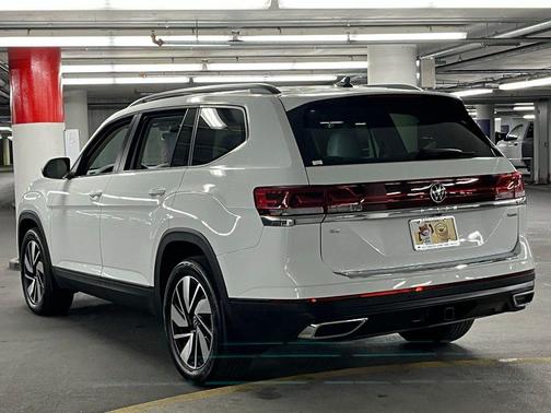 Pure White 2024 Volkswagen Atlas 2.0T SE w/Technology 4MOTION