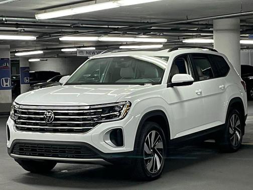 Pure White 2024 Volkswagen Atlas 2.0T SE w/Technology 4MOTION