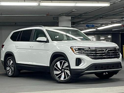 Pure White 2024 Volkswagen Atlas 2.0T SE w/Technology 4MOTION