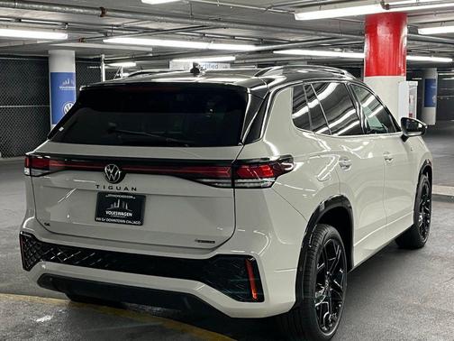 2025 Volkswagen Tiguan 2.0T SE R-Line Black 4MOTION