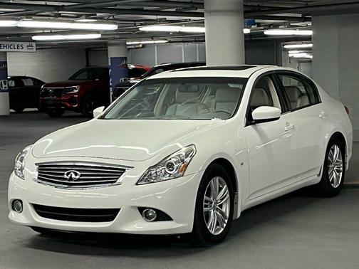 2015 INFINITI Q40 Base