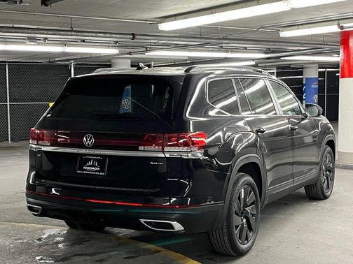 Deep Black Pearl 2026 Volkswagen Atlas 2.0T SE w/Technology 4MOTION