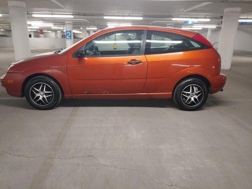 Photo 2 of 7 of 2005 Ford Focus ZX3