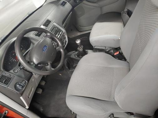 Photo 4 of 7 of 2005 Ford Focus ZX3