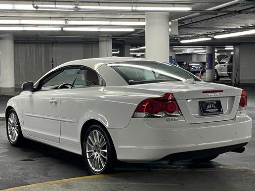 White Pearl Metallic 2008 Volvo C70 T5 M