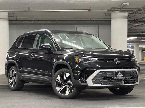 Deep Black Pearl 2026 Volkswagen Taos SE