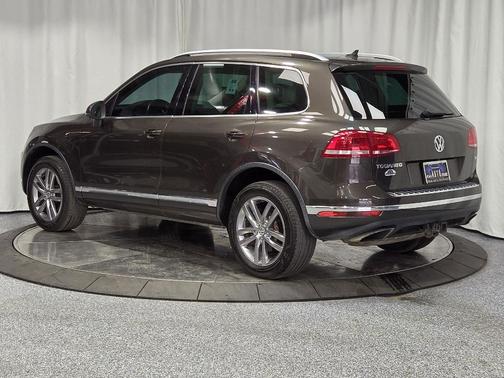 Black Oak Brown Metallic 2016 Volkswagen Touareg VR6 Lux