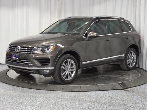 Black Oak Brown Metallic 2016 Volkswagen Touareg VR6 Lux