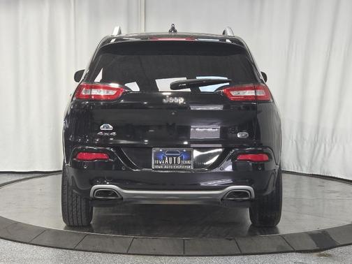 Diamond Black Crystal Pearlcoat 2017 Jeep Cherokee Overland