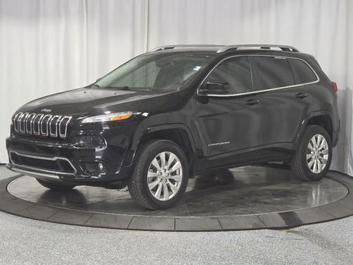 Diamond Black Crystal Pearlcoat 2017 Jeep Cherokee Overland