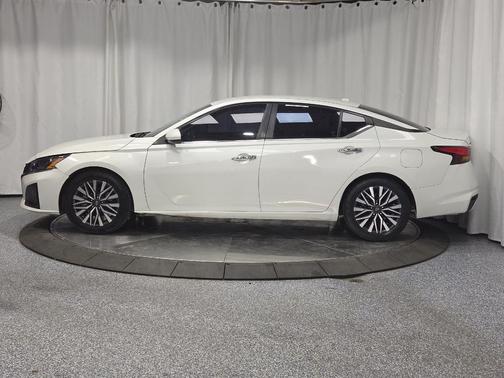 Pearl White Tricoat 2023 Nissan Altima 2.5 SV