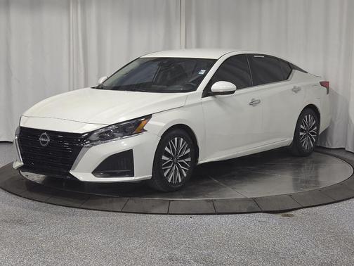 Pearl White Tricoat 2023 Nissan Altima 2.5 SV