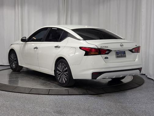 Pearl White Tricoat 2023 Nissan Altima 2.5 SV
