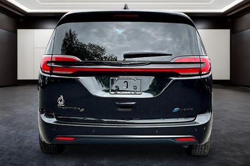Brilliant Black Crystal Pearlcoat 2023 Chrysler Pacifica Hybrid Touring L