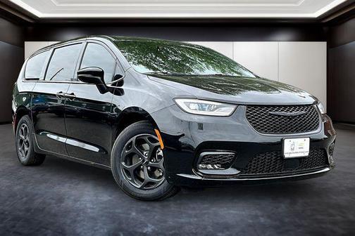 Brilliant Black Crystal Pearlcoat 2023 Chrysler Pacifica Hybrid Touring L