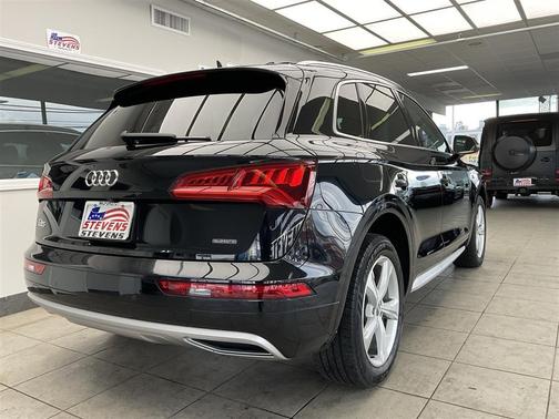 Mythos Black Metallic 2020 Audi Q5 40 Premium Plus