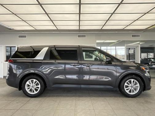 Metal 2023 Kia Carnival LX