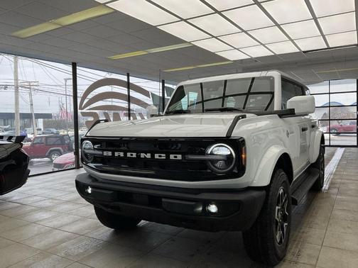 Oxford White 2026 Ford Bronco Outer Banks