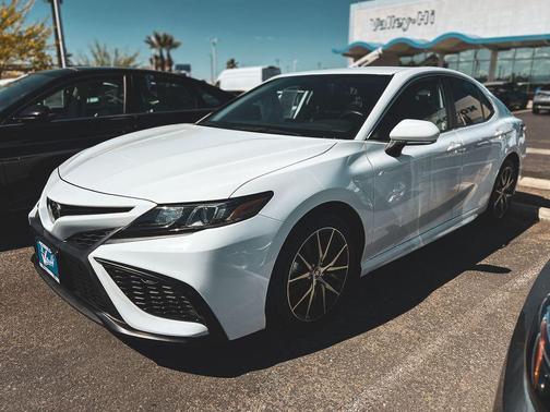 Ice 2023 Toyota Camry SE