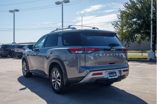 2024 Nissan Pathfinder SL FWD