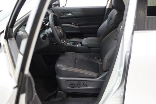 2025 Nissan Pathfinder SL FWD