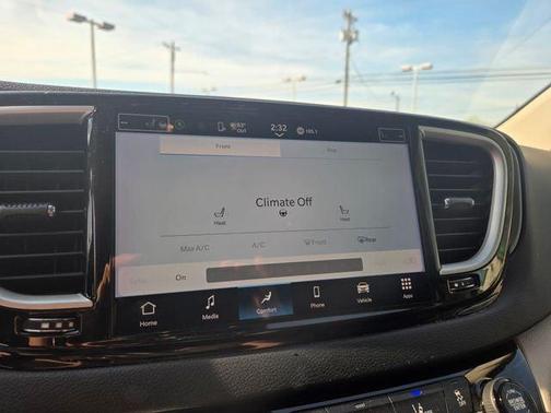 Brilliant Black Crystal Pearlcoat 2023 Chrysler Pacifica Touring L