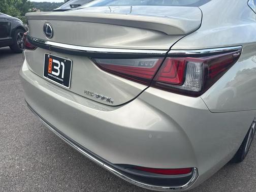 Iridium 2022 Lexus ES 300h Base