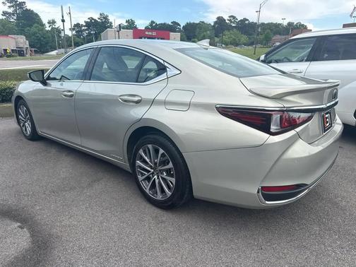 Iridium 2022 Lexus ES 300h Base