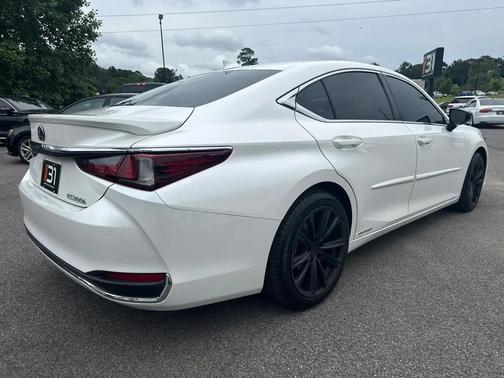 Eminent White Pearl 2019 Lexus ES 300h Ultra Luxury
