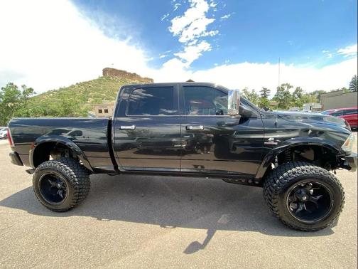 2018 RAM 2500 Laramie Crew Cab 4x4 6'4' Box