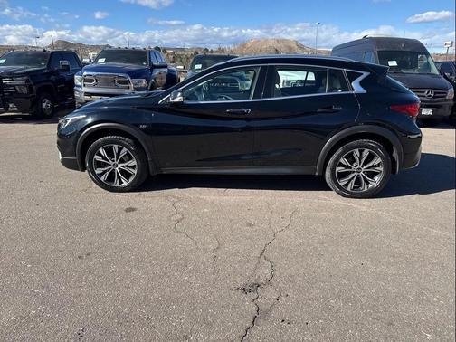 2017 INFINITI QX30 Premium