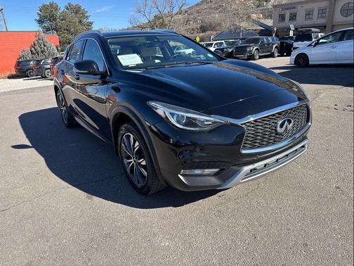2017 INFINITI QX30 Premium