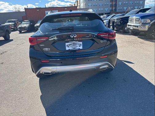 2017 INFINITI QX30 Premium