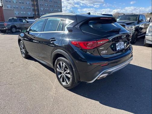 2017 INFINITI QX30 Premium