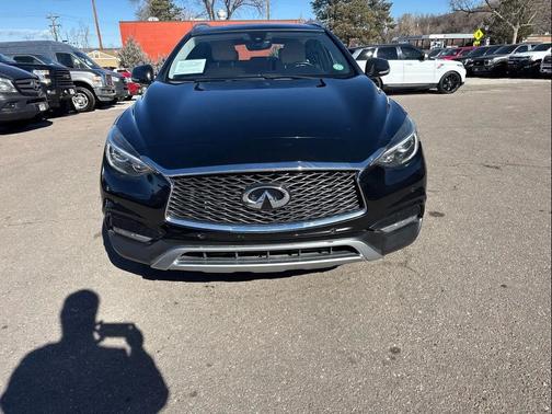 2017 INFINITI QX30 Premium