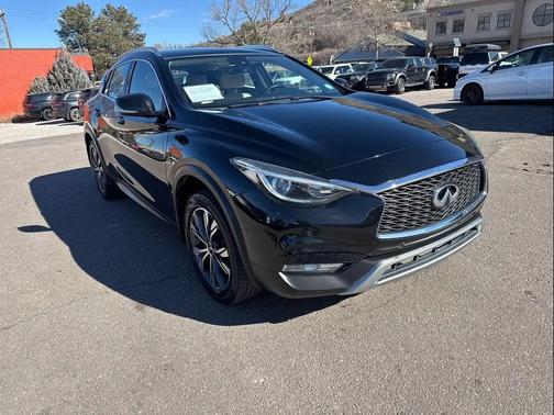 2017 INFINITI QX30 Premium