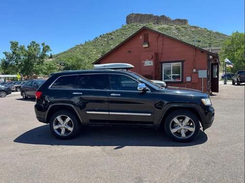 Brilliant Black Crystal Pearlcoat 2011 Jeep Grand Cherokee Overland