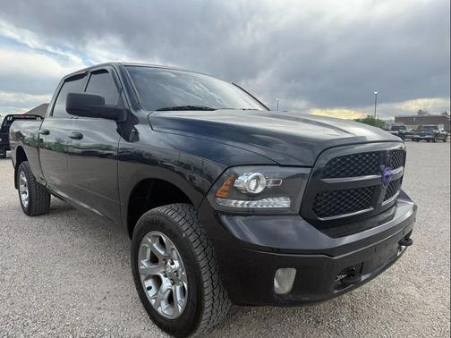 Brilliant Black Crystal Pearlcoat 2018 RAM 1500 Big Horn