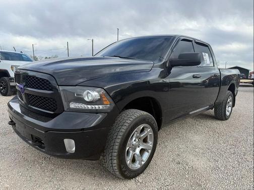 Brilliant Black Crystal Pearlcoat 2018 RAM 1500 Big Horn