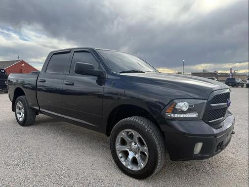 Brilliant Black Crystal Pearlcoat 2018 RAM 1500 Big Horn