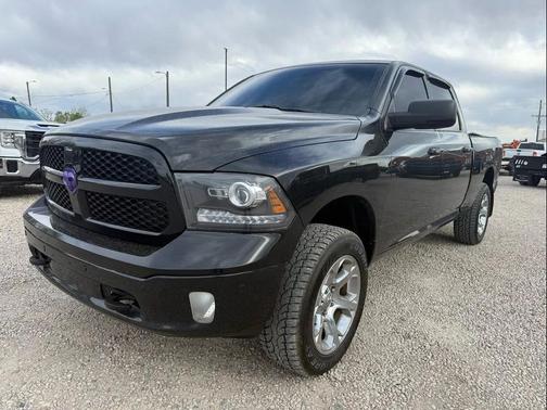 Brilliant Black Crystal Pearlcoat 2018 RAM 1500 Big Horn
