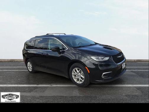 Brilliant Black Crystal Pearlcoat 2022 Chrysler Pacifica Touring L